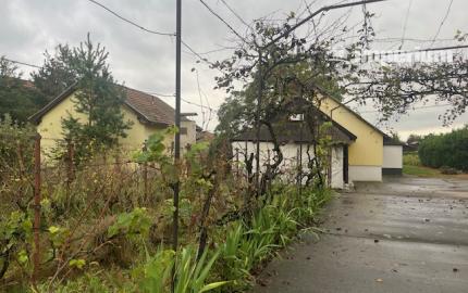 Predaj veľkého pozemku s bývalým Hostincom v obci Macov.