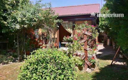 PREDAJ – pozemok s rekreačnou chatou blízku brehu Dunaja v obci Vojka nad Dunajom.