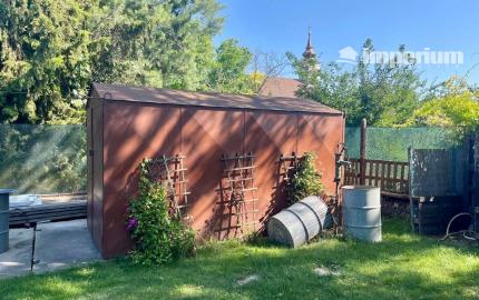 PREDAJ – pozemok s rekreačnou chatou blízku brehu Dunaja v obci Vojka nad Dunajom.