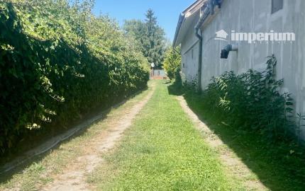 PREDAJ – pozemok s rekreačnou chatou blízku brehu Dunaja v obci Vojka nad Dunajom.