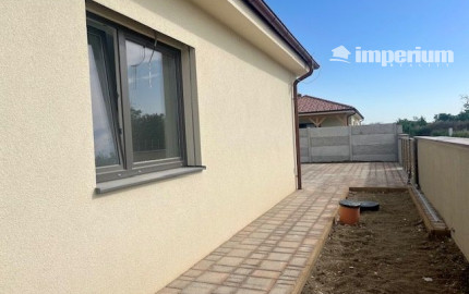 Na predaj 4 izbový bungalov v stave holodomu - obec Kyselica.