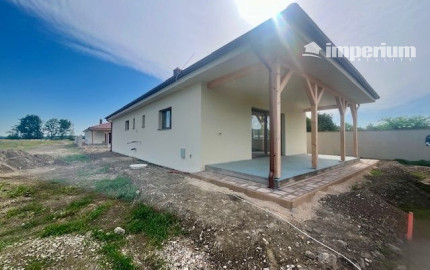 Na predaj 4 izbový bungalov v stave holodomu - obec Kyselica.