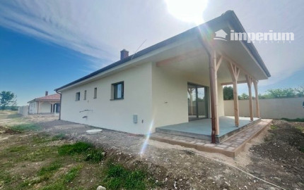 Na predaj 4 izbový bungalov v stave holodomu - obec Kyselica.