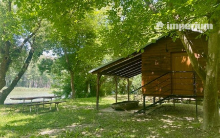 PREDAJ – pozemok s rekreačnou chatou priamo na brehu Dunaja v Bodíkoch.