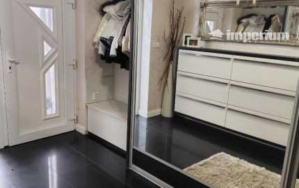 Ponúkam na predaj  6 izbový elegantne zariadený, samostatne stojací rodinný dom v obci Veľké Dvorníky.