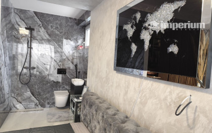 Ponúkam na predaj  6 izbový elegantne zariadený, samostatne stojací rodinný dom v obci Veľké Dvorníky.