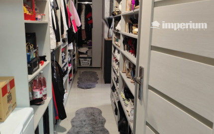 Ponúkam na predaj  6 izbový elegantne zariadený, samostatne stojací rodinný dom v obci Veľké Dvorníky.