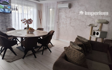 Ponúkam na predaj  6 izbový elegantne zariadený, samostatne stojací rodinný dom v obci Veľké Dvorníky.