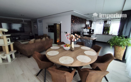 Ponúkam na predaj  6 izbový elegantne zariadený, samostatne stojací rodinný dom v obci Veľké Dvorníky.