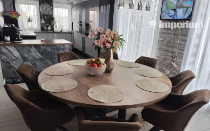 Ponúkam na predaj  6 izbový elegantne zariadený, samostatne stojací rodinný dom v obci Veľké Dvorníky.