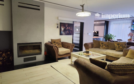 Ponúkam na predaj  6 izbový elegantne zariadený, samostatne stojací rodinný dom v obci Veľké Dvorníky.