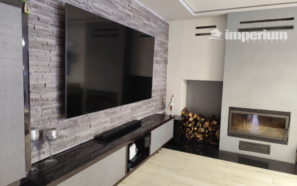 Ponúkam na predaj  6 izbový elegantne zariadený, samostatne stojací rodinný dom v obci Veľké Dvorníky.