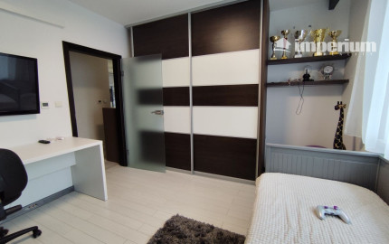 Ponúkam na predaj  6 izbový elegantne zariadený, samostatne stojací rodinný dom v obci Veľké Dvorníky.