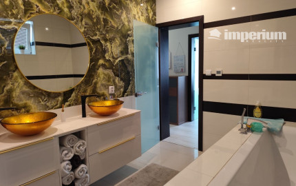 Ponúkam na predaj  6 izbový elegantne zariadený, samostatne stojací rodinný dom v obci Veľké Dvorníky.