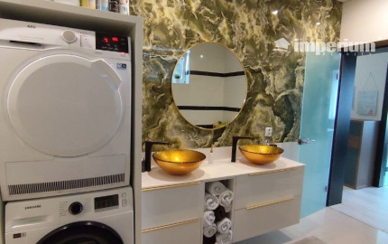 Ponúkam na predaj  6 izbový elegantne zariadený, samostatne stojací rodinný dom v obci Veľké Dvorníky.