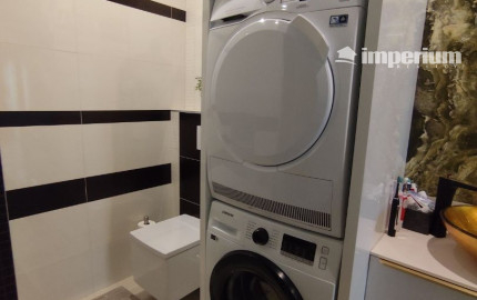 Ponúkam na predaj  6 izbový elegantne zariadený, samostatne stojací rodinný dom v obci Veľké Dvorníky.