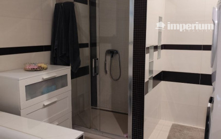 Ponúkam na predaj  6 izbový elegantne zariadený, samostatne stojací rodinný dom v obci Veľké Dvorníky.