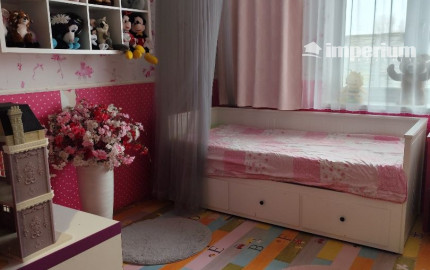 Ponúkam na predaj  6 izbový elegantne zariadený, samostatne stojací rodinný dom v obci Veľké Dvorníky.