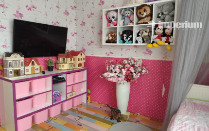 Ponúkam na predaj  6 izbový elegantne zariadený, samostatne stojací rodinný dom v obci Veľké Dvorníky.