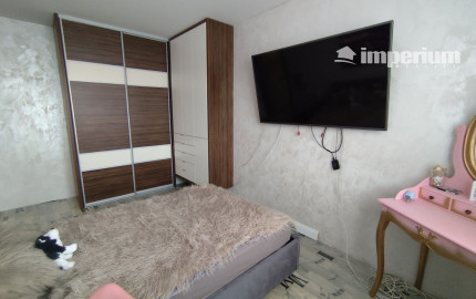 Ponúkam na predaj  6 izbový elegantne zariadený, samostatne stojací rodinný dom v obci Veľké Dvorníky.