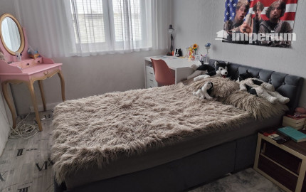 Ponúkam na predaj  6 izbový elegantne zariadený, samostatne stojací rodinný dom v obci Veľké Dvorníky.