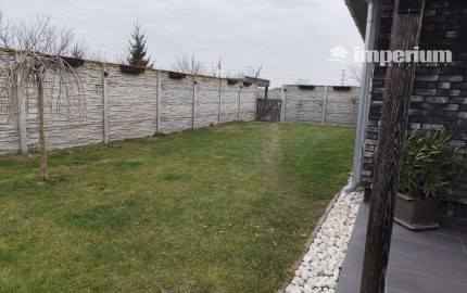 Ponúkam na predaj  6 izbový elegantne zariadený, samostatne stojací rodinný dom v obci Veľké Dvorníky.