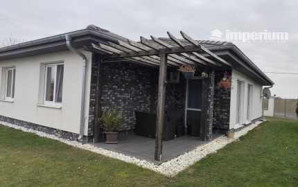 Ponúkam na predaj  6 izbový elegantne zariadený, samostatne stojací rodinný dom v obci Veľké Dvorníky.