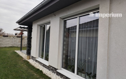 Ponúkam na predaj  6 izbový elegantne zariadený, samostatne stojací rodinný dom v obci Veľké Dvorníky.