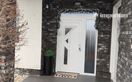 Ponúkam na predaj  6 izbový elegantne zariadený, samostatne stojací rodinný dom v obci Veľké Dvorníky.