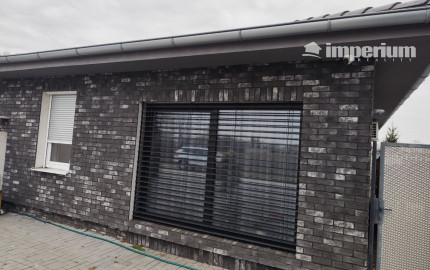 Ponúkam na predaj  6 izbový elegantne zariadený, samostatne stojací rodinný dom v obci Veľké Dvorníky.