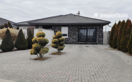 Ponúkam na predaj  6 izbový elegantne zariadený, samostatne stojací rodinný dom v obci Veľké Dvorníky.