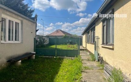 Na predaj 4izb. starší rodinný dom na 8 árovom pozemku  Lehnice -Sása.