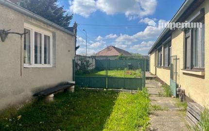Na predaj 4izb. starší rodinný dom na 8 árovom pozemku  Lehnice -Sása.