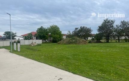 Stavebný pozemok 712m2  v obci Rohovce.