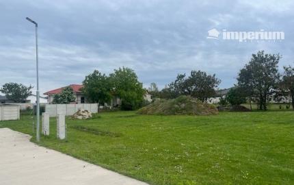 Stavebný pozemok 712m2  v obci Rohovce.