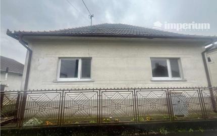 Na predaj 4 - izbový rodinný dom v obci Kalinkovo .