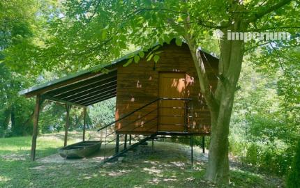 BODÍKY - na predaj pozemok s rekreačnou chatou priamo na brehu Dunaja v Bodíkoch.