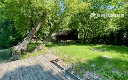 BODÍKY - na predaj pozemok s rekreačnou chatou priamo na brehu Dunaja v Bodíkoch.