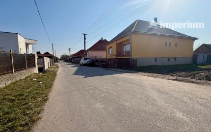 PREDAJ – slnečný stavebný pozemok s rozlohou 583m2, Kostolné Kračany časť Šipošovské Kračany