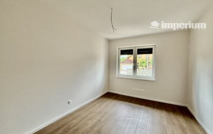 Priestranný moderný dom s vlastnou záhradou, terasou súčasť  trojdomu v obci Miloslavov časť Alžbetin Dvor.