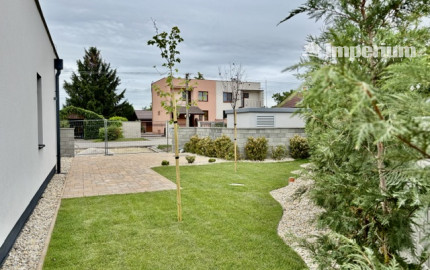 Moderný dom s vlastnou záhradou, terasou súčasť trojdomu v obci Miloslavov časť Alžbetin Dvor.