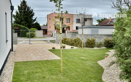 Moderný dom s vlastnou záhradou, terasou súčasť trojdomu v obci Miloslavov časť Alžbetin Dvor.