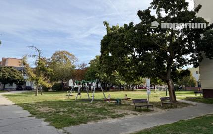 VEĽKOMETRÁŽNY 2-IZBOVÝ BYT V ÚPLNOM CENTRE ŠAMORÍNA | 65,58 m² | ZASKLENÝ BALKÓN