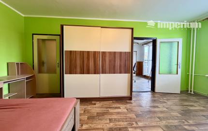 VEĽKOMETRÁŽNY 2-IZBOVÝ BYT V ÚPLNOM CENTRE ŠAMORÍNA | 65,58 m² | ZASKLENÝ BALKÓN