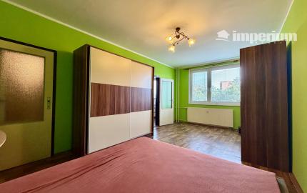 VEĽKOMETRÁŽNY 2-IZBOVÝ BYT V ÚPLNOM CENTRE ŠAMORÍNA | 65,58 m² | ZASKLENÝ BALKÓN