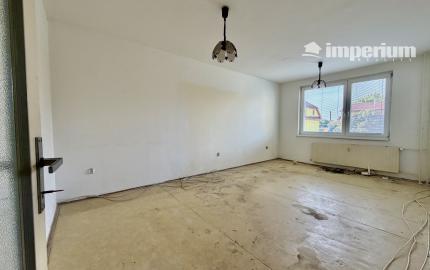 VEĽKOMETRÁŽNY 2-IZBOVÝ BYT V ÚPLNOM CENTRE ŠAMORÍNA | 65,58 m² | ZASKLENÝ BALKÓN