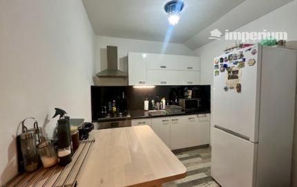 Na predaj pekný veľkometrážny 3 izbový byt s garážou na ul. Nová Ves.