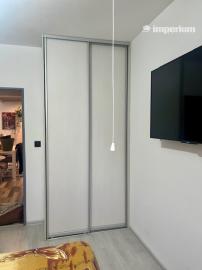 Na predaj pekný veľkometrážny 3 izbový byt s garážou na ul. Nová Ves.