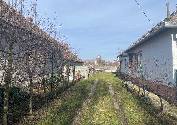 REZERVOVANÉ - Rodinný dom len na skok od koryta Malého Dunaja? TENTO DOMČEK VÁM HO POSKYTNE.