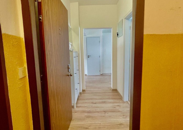 Na predaj pôvodne 3.izb. byt, kompletná rekonštrukcia, Bratislava - Petržalka, Jasovská ulica.